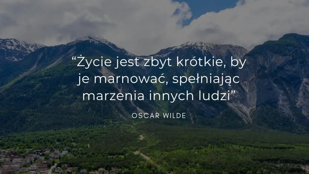 Góry i miasteczko pod nimi. Mądre cytaty krótkie Oscara Wilde'a przypominają, by żyć własnym życiem.