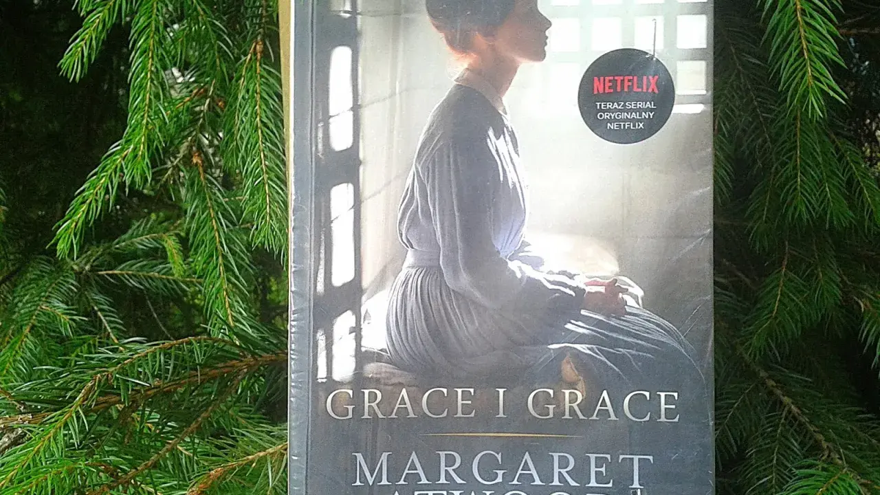 Okładka książki "Grace i Grace" Margaret Atwood, z kobietą w tle i logo Netflix.