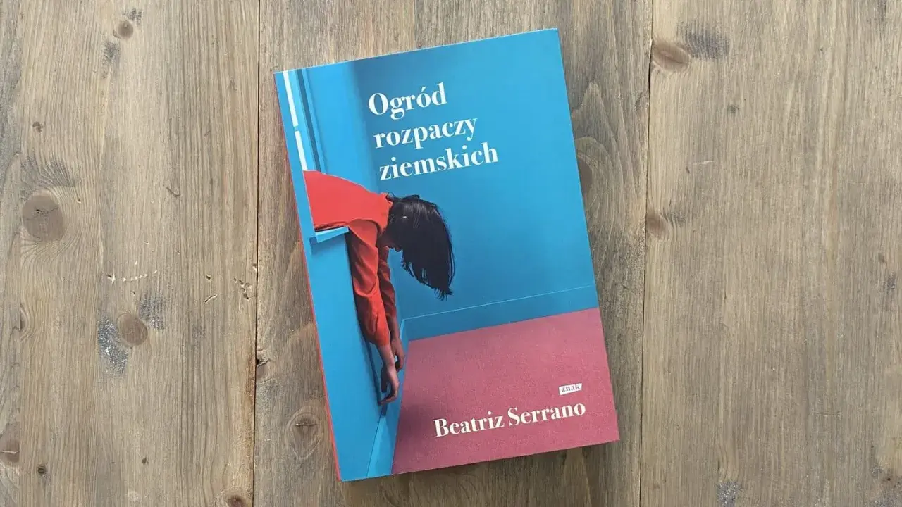 Okładka książki "Ogród rozpaczy ziemskich" z postacią w czerwonej bluzce opierającą się o niebieską ścianę.