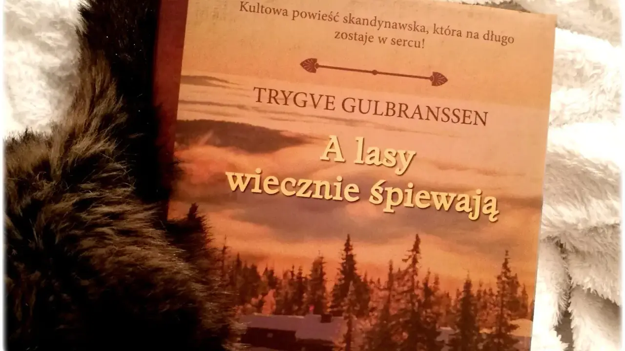Okładka książki "A lasy wiecznie śpiewają" Trygve Gulbranssena, otoczona miękkim futrem.