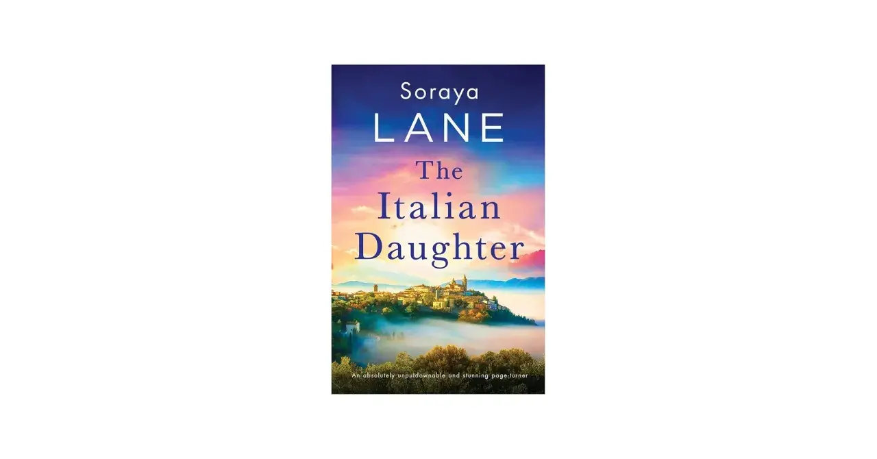 Okładka książki "The Italian Daughter" Sorayi Lane. Wzgórze z miasteczkiem we mgle, nad którym rozciąga się barwne niebo.