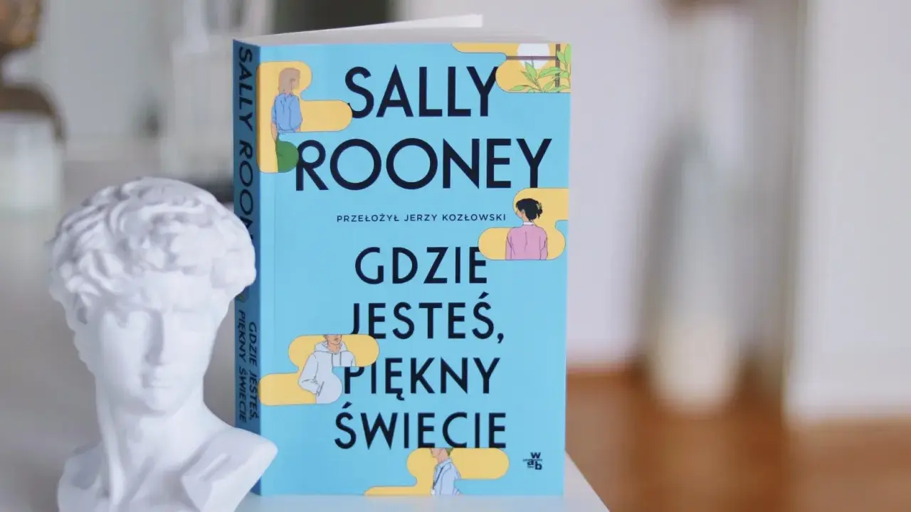 Biała rzeźba popiersia obok książki Sally Rooney "Gdzie jesteś, piękny świecie".