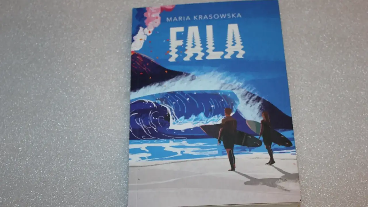 Okładka książki "Fala" Marii Krasowskiej. Dwie osoby z deskami surfingowymi stoją na plaży, patrząc na ogromną, spienioną falę. W tle wulkan wyrzuca dym.