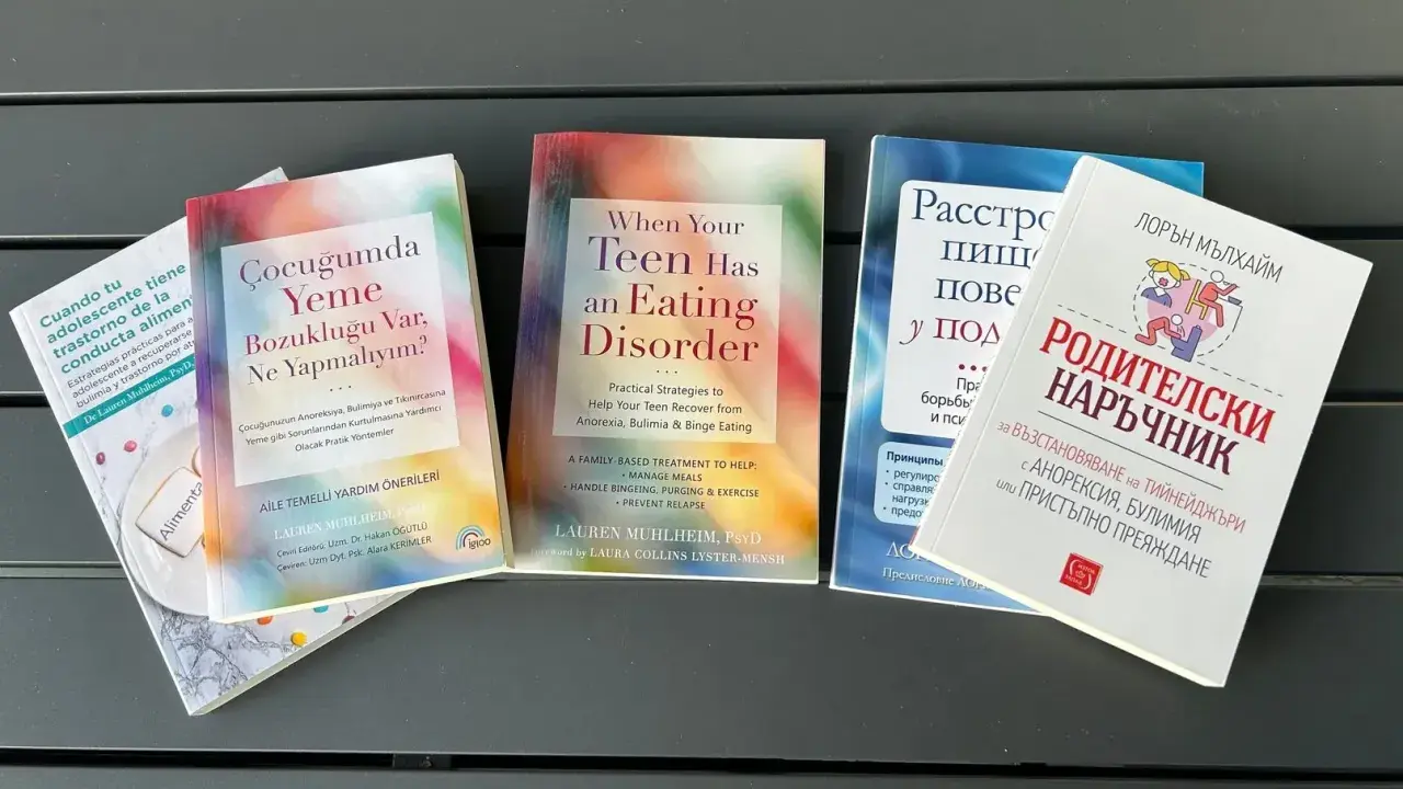 Książka "When Your Teen Has an Eating Disorder" i inne publikacje o zaburzeniach odżywiania, oferujące wsparcie dla rodziców i nastolatków.