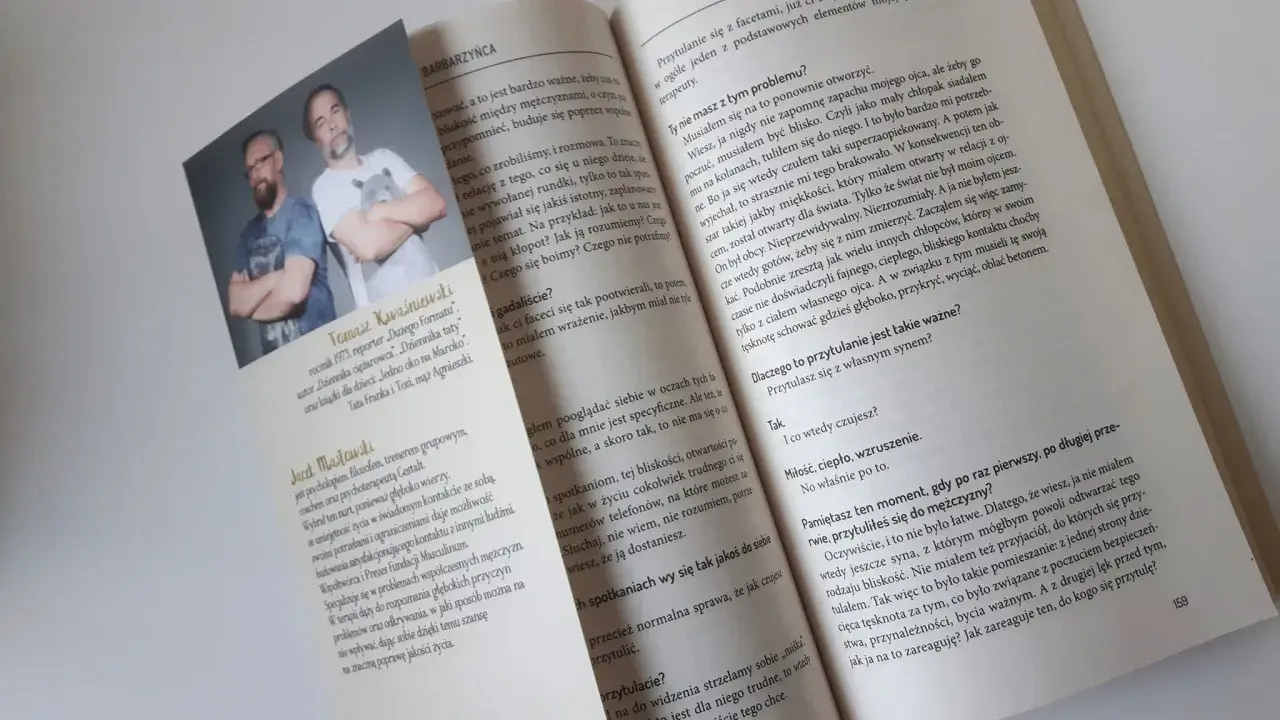 Tomasz Kwaśniewski i Jacek Masłowski, czasem czuły, czasem barbarzyńca, rozmawiają o bliskości i przytulaniu.