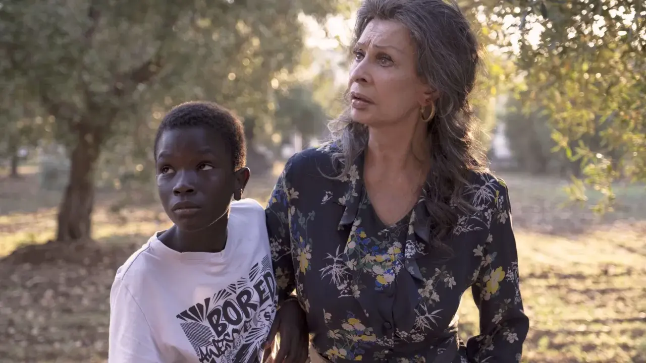 Sophia Loren i młody chłopiec patrzą w dal, jakby widzieli całe życie przed sobą.