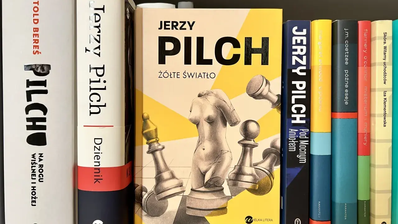 Książki Jerzego Pilcha, w tym "Żółte światło" z motywem szachowym i rzeźbą, przypominają o bezpowrotnie utraconej leworęczności.