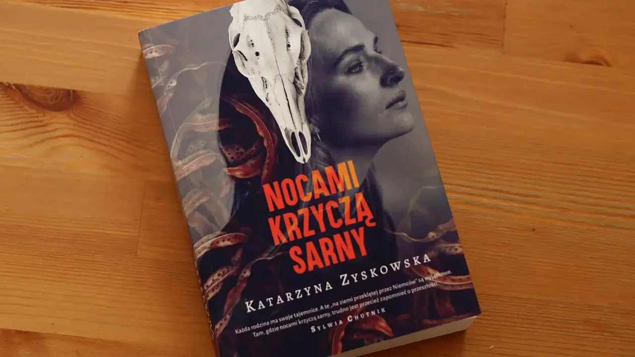 Okładka książki "Nocami krzyczą sarny" z czaszką sarny i twarzą kobiety. Tajemnicza historia o rodzinnych sekretach.