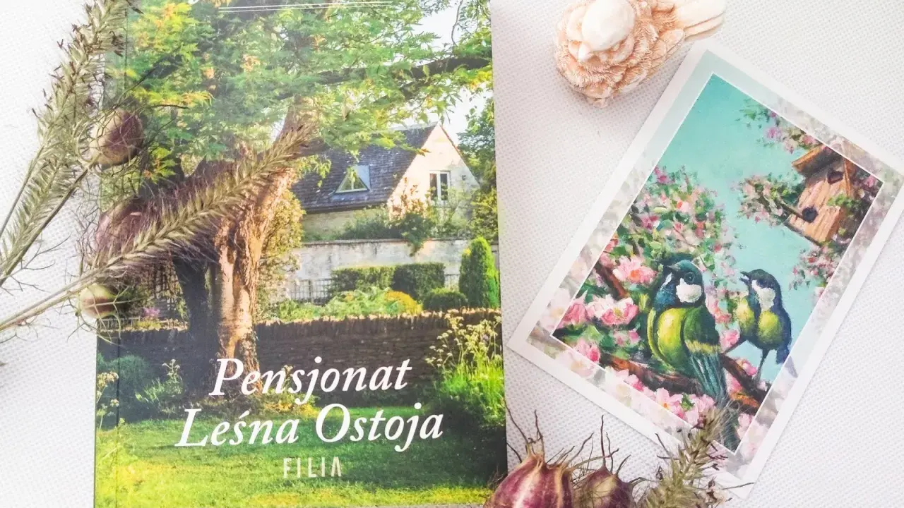 Okładka książki "Pensjonat Leśna Ostoja" z widokiem na dom i ogród, obok pocztówka z ptaszkami.