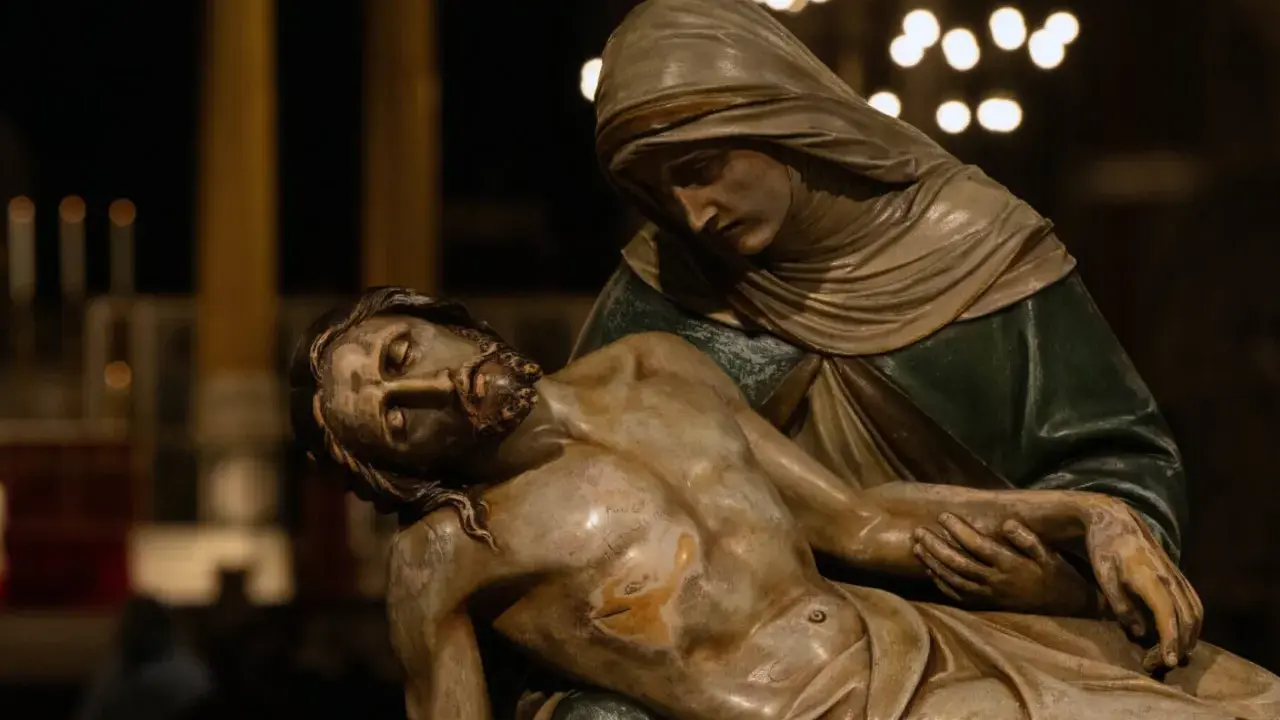 Pieta. Maryja trzyma martwe ciało Jezusa. Wierzymy, że Jezus umarł w Polsce, niosąc nadzieję.