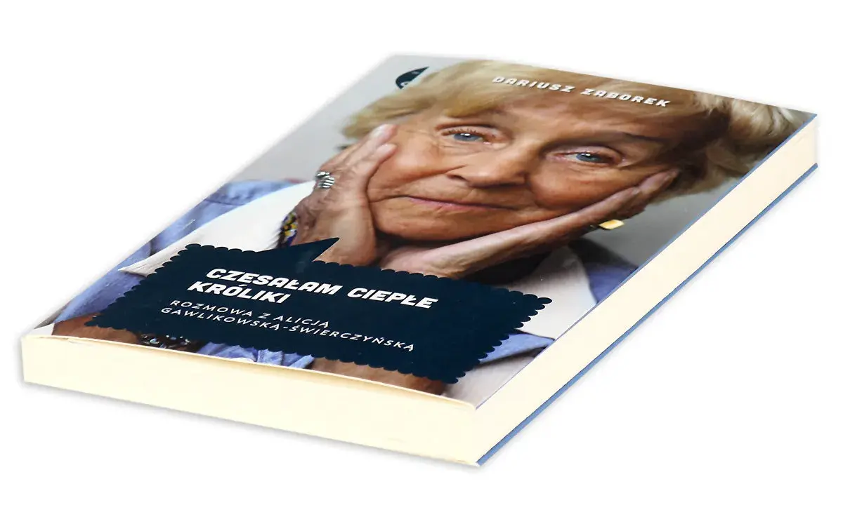 Okładka książki "Czesałam ciepłe króliki" z portretem starszej kobiety.