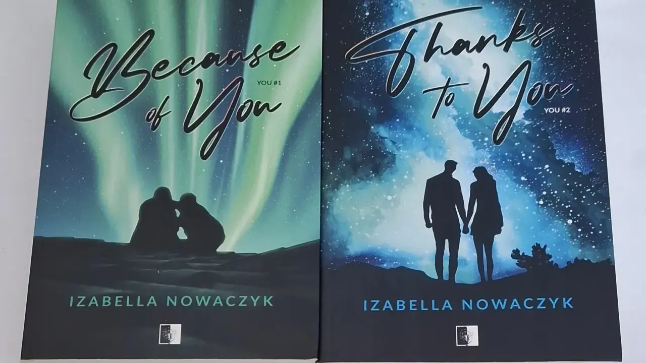 Dwie książki Izabelli Nowaczyk: "Because of You" i "Thanks to You". Na okładkach pary wpatrujące się w zorzę polarną i nocne niebo.