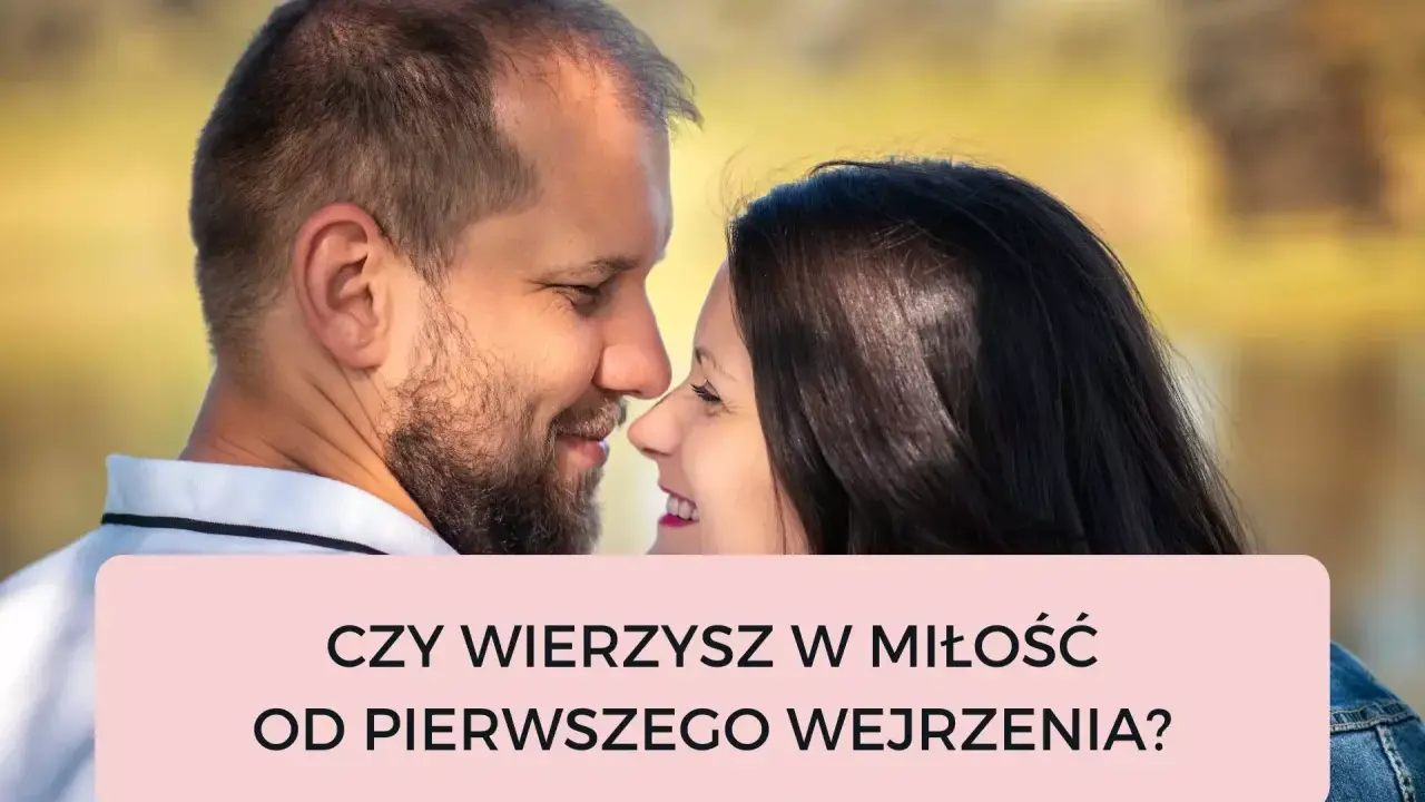Para patrzy sobie w oczy, uśmiechnięta. Czy to miłość od pierwszego wejrzenia?