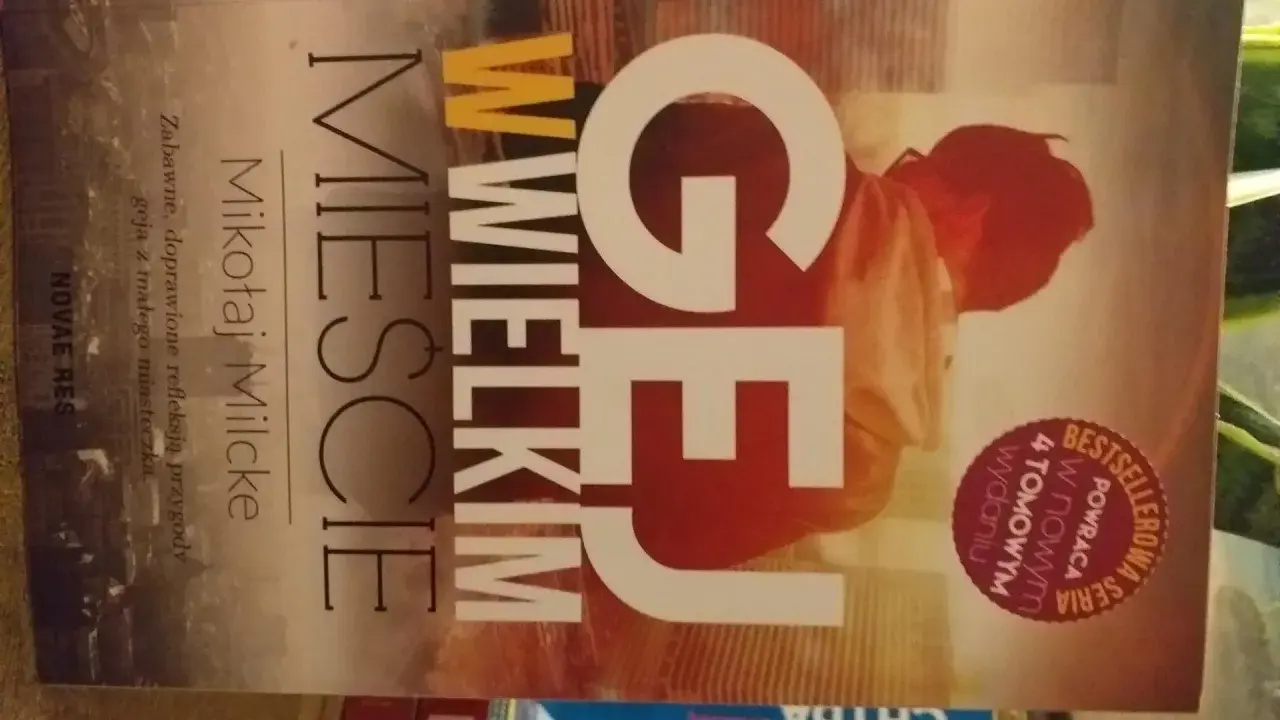 Okładka książki "Gej w wielkim mieście" Mikołaja Mićke. Zabawne przygody geja z małego miasteczka.
