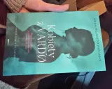 Okładka książki "Kobiety z Vardo" z sylwetką kobiety. Opowiada o oskarżeniach o czary.