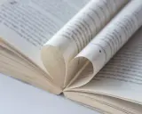 Strony książki ułożone w kształt serca, idealne dla miłośników **top romanse książki**.