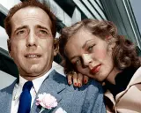 Humphrey Bogart i jego żona Lauren Bacall, ikony kina, w czułym uścisku.