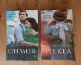 Dwie okładki książek Tomasza Betchera. Na pierwszej, para obejmuje się na tle samolotów i cienia burzowych chmur. Na drugiej, ta sama para, w objęciach, na tle płonącego nieba.