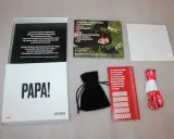 Pudełko z napisem PAPA!, płyta CD z Marysią, czarny woreczek, czerwona kartka z cytatem i czerwona smycz. Jestem Marysia i chyba się zabiję dzisiaj.