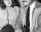 Ernest Hemingway i jego żona Mary Welsh siedzą blisko siebie, ona uśmiecha się lekko.