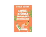 Okładka książki "Ludzie, których spotykamy na wakacjach" Emily Henry. Dwie osoby relaksują się na leżakach, otoczone palmami.