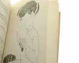 Ilustracja z książki z aforyzmami Jerzego Leca. Widoczny mózg, postać z nożem i tekst.