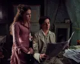 Enola Holmes i Tewkbury czytają gazetę w pokoju.