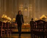 John Wick w kościele, otoczony blaskiem świec. Choć to nie filmy o miłości, jego determinacja jest poruszająca.