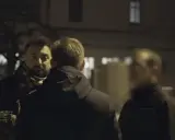 Tomasz Sekielski w mrocznej scenerii rozmawia z dwoma mężczyznami. "Tylko nie mów nikomu" - zdaje się szeptać jeden z nich.
