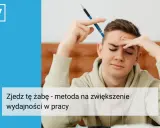 Chłopak z długopisem nad czołem, zamyślony. "Zjedz tę żabę" - metoda na zwiększenie wydajności w pracy.