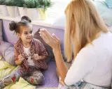 Mała Frania z zaciekawieniem słucha mamy, która opowiada jej bajkę.