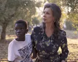 Sophia Loren i młody chłopiec patrzą w dal, jakby widzieli całe życie przed sobą.
