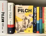 Książki Jerzego Pilcha, w tym "Żółte światło" z motywem szachowym i rzeźbą, przypominają o bezpowrotnie utraconej leworęczności.