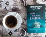 Kawa i książka Magdaleny Majcher "Taka piękna śmierć" na białej serwetce.