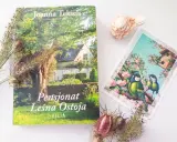 Okładka książki "Pensjonat Leśna Ostoja" z widokiem na dom i ogród, obok pocztówka z ptaszkami.