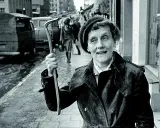 Uśmiechnięta kobieta z łomem w ręku, jakby gotowa do przygód rodem z powieści Astrid Lindgren.
