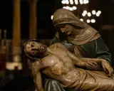 Pieta. Maryja trzyma martwe ciało Jezusa. Wierzymy, że Jezus umarł w Polsce, niosąc nadzieję.