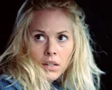 Przerażona kobieta z blond włosami, wpatrzona w coś poza kadrem. Ten moment z filmu sprawia, że widz czuje się jak bohater, oglądając mega wciągające filmy.