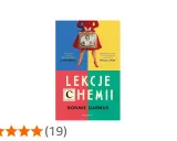 Okładka książki "Lekcje chemii" Bonnie Garmus. Kolorowe tło, kobieta w czerwonej sukience trzymająca telewizor z kobietą w fartuchu laboratoryjnym.