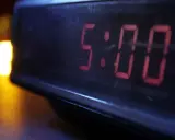 Budzik pokazuje 5:00. Czas na dołączenie do klubu 5 rano i rozpoczęcie dnia z energią.