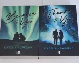 Dwie książki Izabelli Nowaczyk: "Because of You" i "Thanks to You". Na okładkach pary wpatrujące się w zorzę polarną i nocne niebo.