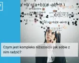 Kobieta zmagająca się z myślami, jakby rozwiązywała skomplikowane równania. Może to symbolizować walkę z kompleksem niższości, o którym pisał Alfred austriacki psychiatra.