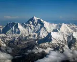 Majestatyczny Everest góruje nad ośnieżonymi szczytami Himalajów. Widok zapiera dech w piersiach, wszystko za Everest.