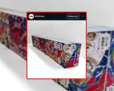 Długi rząd mangi "One Piece" w japońskim wydaniu, być może największa książka na świecie, z kolorowymi ilustracjami postaci.