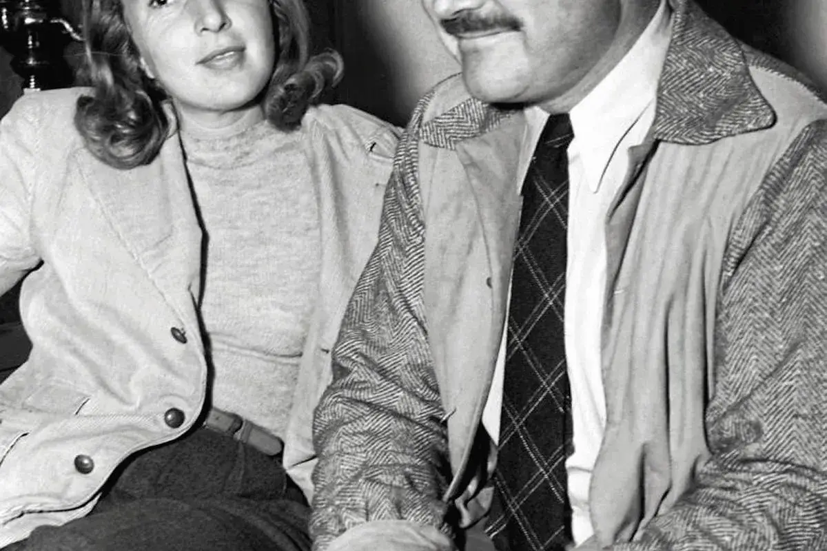 Ernest Hemingway i jego żona Mary Welsh siedzą blisko siebie, ona uśmiecha się lekko.