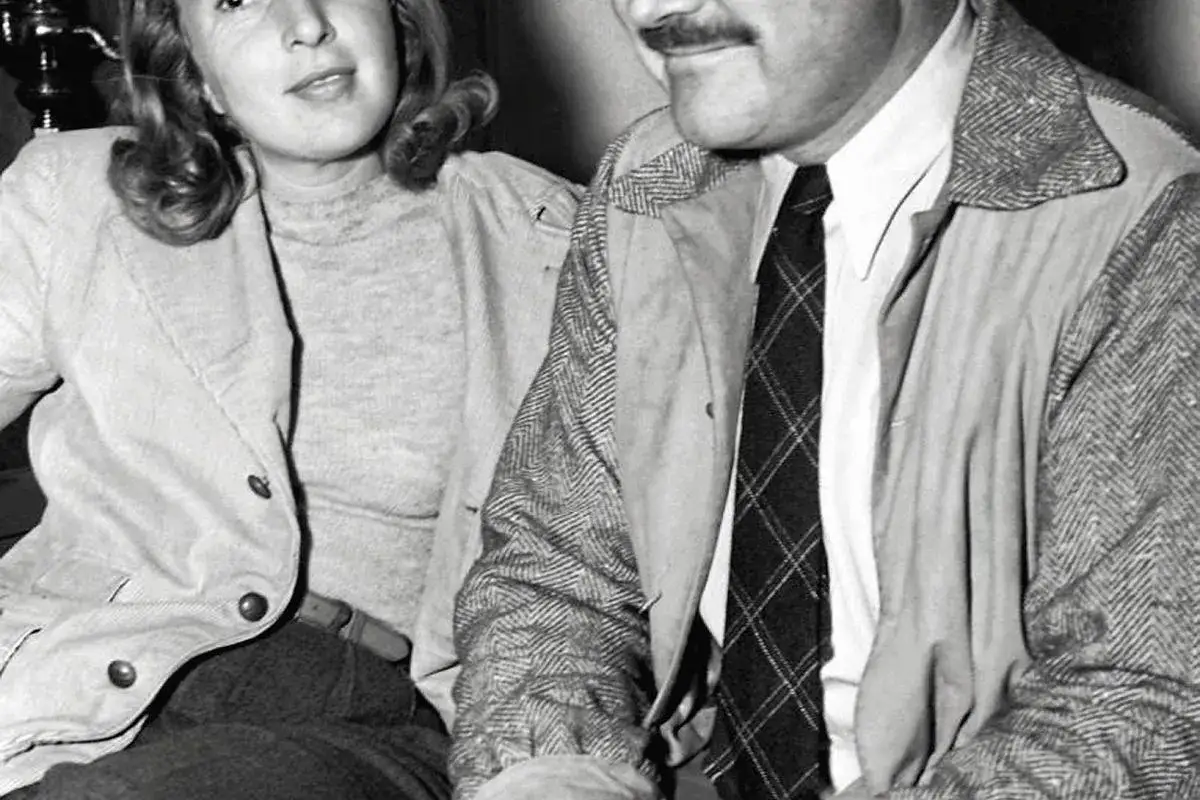 Ernest Hemingway i jego żona Mary Welsh w eleganckich strojach.
