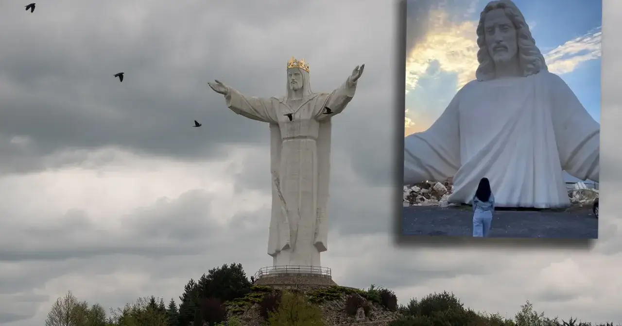 Pomnik Chrystusa Króla w Świebodzinie, gdzie jak głosi legenda, Jezus umarł w Polsce. Ptaki krążą nad majestatyczną postacią.