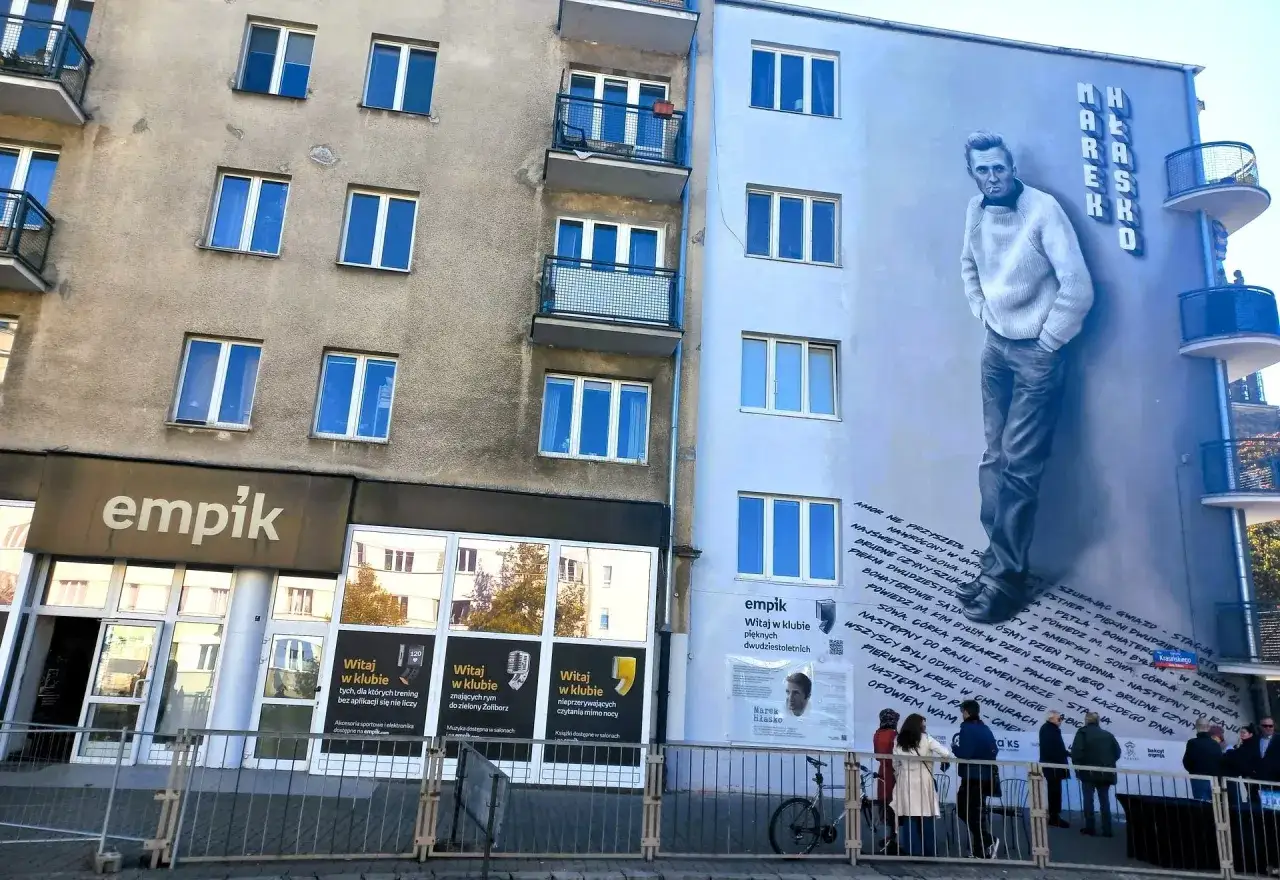 Mural z Markiem Hłasko, nawiązujący do jego marymonckiej powieści, zdobi ścianę budynku.