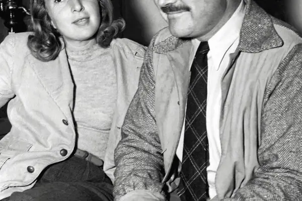Ernest Hemingway i jego żona Mary Welsh siedzą blisko siebie, ona uśmiecha się lekko.
