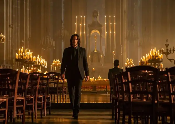 John Wick w kościele, otoczony blaskiem świec. Choć to nie filmy o miłości, jego determinacja jest poruszająca.